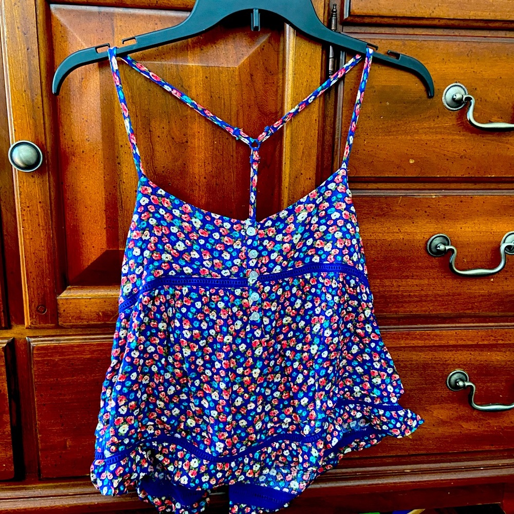 Beautiful flower tank top!